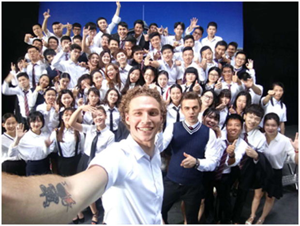 5 Seconds For A Ordinary Boy To Take Better Group Selfie Than A