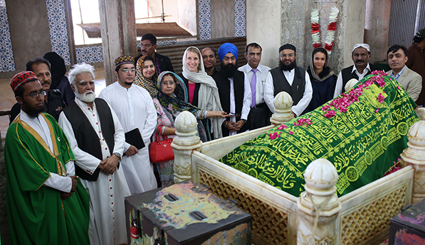 امریکی قونصل جنرل کا مذہبی رہنماؤں کے ہمراہ بین المذاہب ہم آہنگی کو فروغ دینے کے لیے مختلف عبادت گاہوں کا دورہ