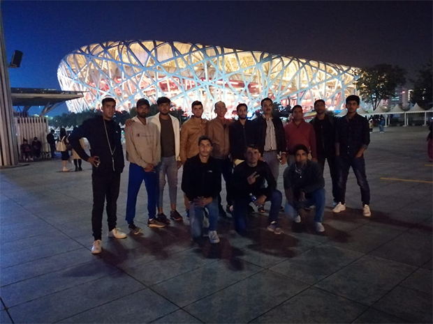 پاکستان انڈر نائنٹین کرکٹ ٹیم کا دیوار چین  اور بیجنگ اولمپکس اسٹیڈیم 'برڈز نیسٹ 